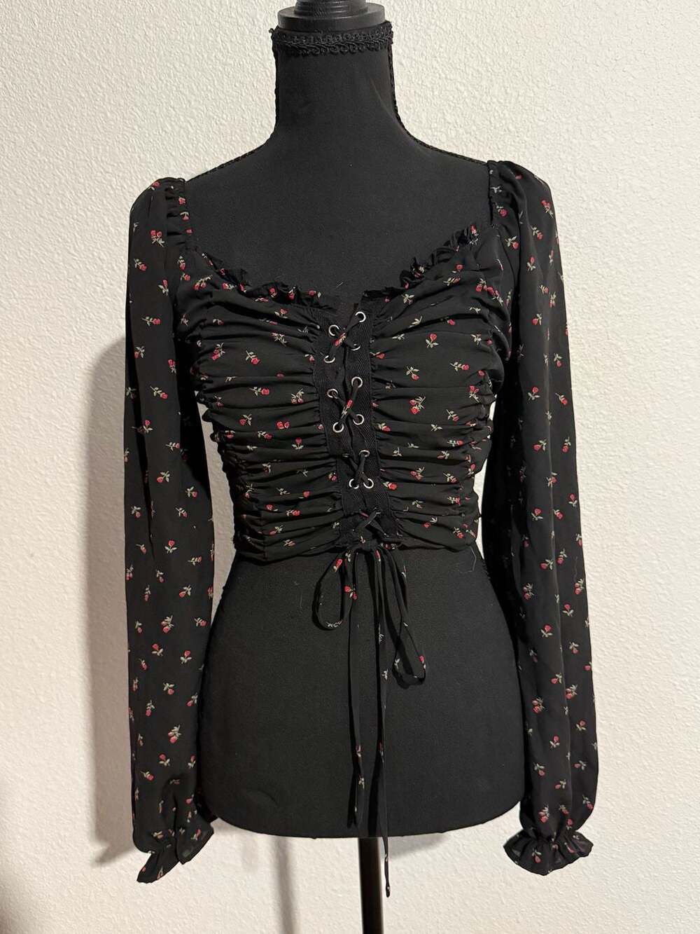 Forever 21 Black Floral Long Sleeve Lace-Up Ruched Crop Top